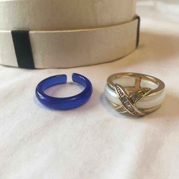 AVON Vintage Ring Set - Gold Tone/Crystals - Picture 5 of 9